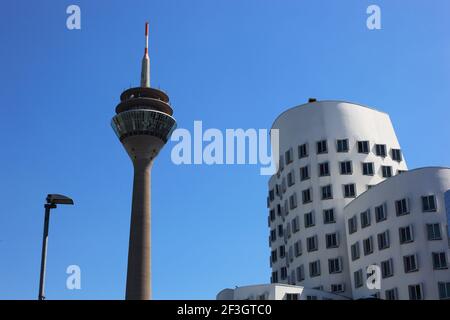 Rheinturm, Neuer Zollhof im Medienhafen, Gehry-Bauten, Architekt Frank Gehry, Düsseldorf, Nordrhein-Westfalen, Deutschland Stock Photo
