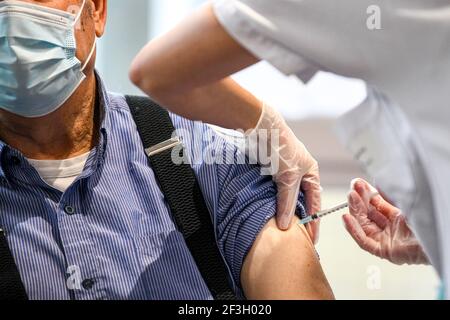 Mont-Saint-Aignan (northern France) on January 5, 2021: vaccination campaign against COVID-19 for nursing home residents at “Ehpad Boucicaut”, first p Stock Photo