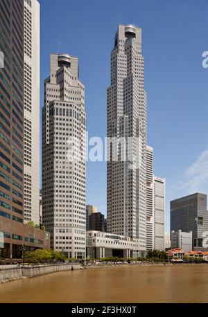 UOB (United Overseas Bank) Plaza by Kenzo Tange and Architects 61. Built in the 1990s, the two towers stand between Boat Quay and Raffles Place in Sin Stock Photo