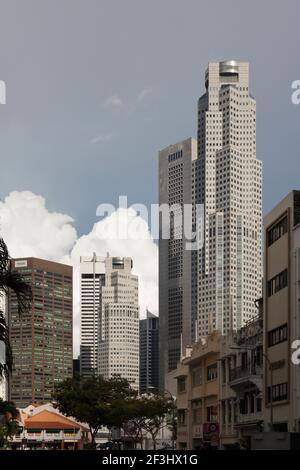 UOB (United Overseas Bank) Plaza by Kenzo Tange and Architects 61. Built in the 1990s, the two towers stand between Boat Quay and Raffles Place in Sin Stock Photo