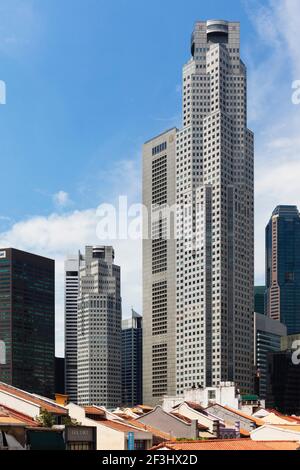 UOB (United Overseas Bank) Plaza by Kenzo Tange and Architects 61. Built in the 1990s, the two towers stand between Boat Quay and Raffles Place in Sin Stock Photo