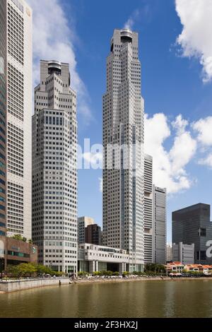 UOB (United Overseas Bank) Plaza by Kenzo Tange and Architects 61. Built in the 1990s, the two towers stand between Boat Quay and Raffles Place in Sin Stock Photo