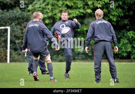 ENGLAND TRAINING AT PENNYHILL PARK HOTEL FOR THEIR MATCH WITH AUSTRALIA .  PHIL THOMPSON.. 6/11/2010. PICTURE DAVID ASHDOWN Stock Photo