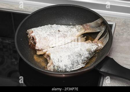 River fish fried in a frying pan Stock Photo - Alamy