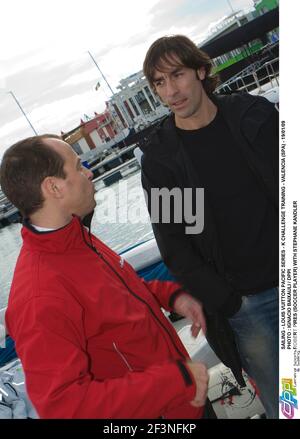 SAILING - LOUIS VUITTON PACIFIC SERIES - K CHALLENGE TRAINING - VALENCIA (SPA) - 19/01/09 PHOTO : IGNACIO BAIXAULI / DPPI ROBERT PIRES (SOCCER PLAYER) WITH STEPHANE KANDLER Stock Photo