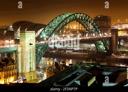 TYNE BRIDGE, Newcastle upon Tyne. Gateshead, Tyne and Wear. Night view of the Tyne Bridge with The Sage music centre beyond. Stock Photo