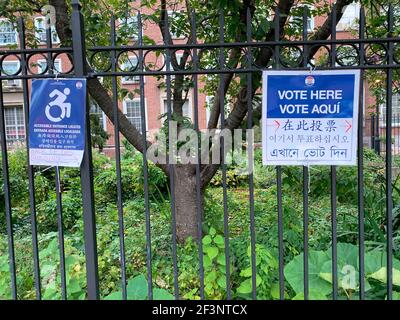 Bilingual and handicapped access signs near polling station, Queens, New York Stock Photo