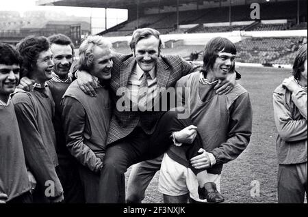 Leeds United and Don Revie celebrate title April 1974 Stock Photo