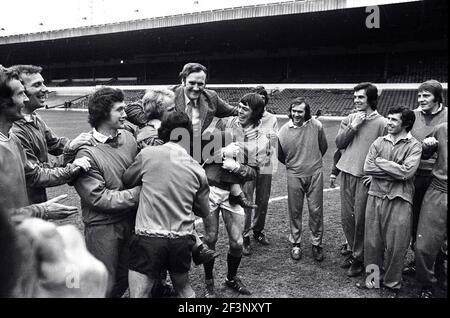 Leeds United and Don Revie celebrate title April 1974 Stock Photo