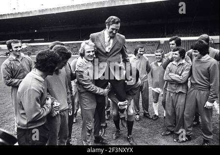 Leeds United and Don Revie celebrate title April 1974 Stock Photo