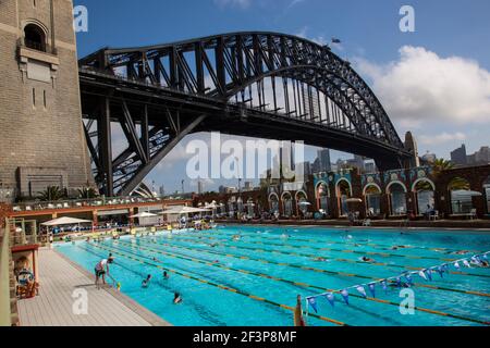 North Sydney Olympic swimming pool, Sydney Harbour Bridge Stock Photo