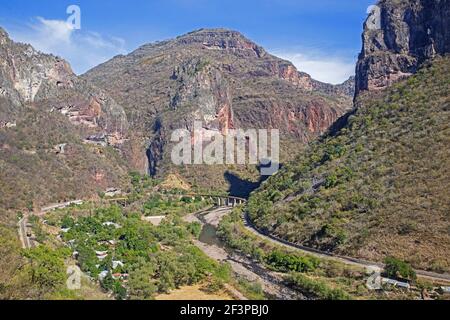 Chepe Express / El Chepe / Chihuahua Pacifico railroad running through the Copper Canyon / Barrancas del Cobre in the Sierra Madre Occidental, Mexico Stock Photo