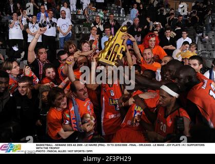 BASKETBALL - SEMAINE DES AS 2009 - LE HAVRE (FRA) - 19 TO 22/02/2008 - FINAL - ORLEANS - LE MANS - JOY PLAYS AND SUPPORTERS WITH THE TROPHY PHOTO : PASCAL ALLEE / HOT SPORTS / DPPI Stock Photo