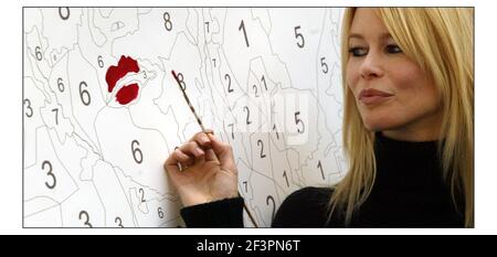 Claudia Schiffer doing paint by no's in Covent Garden (Caption Details from Pix Desk)pic David Sandison 23/2/2004 Stock Photo