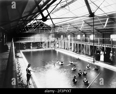 PEOPLES PALACE, Mile End Road, Stepney, London. Interior view looking down from the balcony towards the swimming pool during a female swimming session Stock Photo