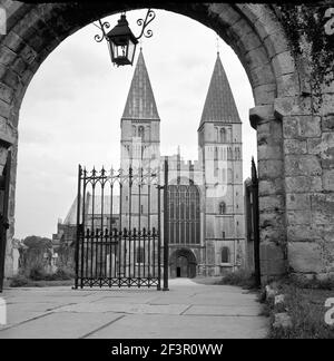 Southwell Minster, Nottinghamshire. The west front of St Mary the Virgin Minster as seen from the gateway. The minster was established by Archbishop O Stock Photo