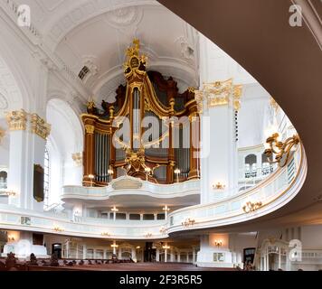 Blick nach Westen auf die gro?e Steinmeyer-Orgel, 1960-1962, Hamburg, Michaeliskirche Stock Photo