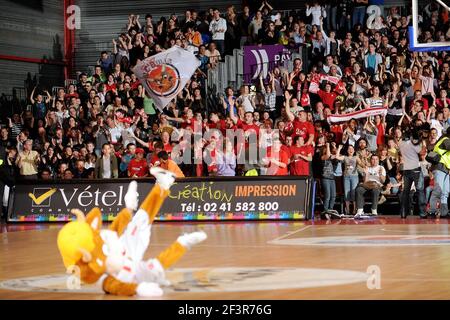 BASKETBALL - FRENCH CHAMPIONSHIP 2009/2010 - CHOLET (FRA) - 18/05/2010 - PHOTO : PASCAL ALLEE / HOT SPORTS / DPPI - PLAY OFF PRO A - CHOLET v POITIERS - FANS CHOLET Stock Photo