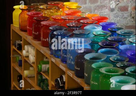 Farbmustergl‰ser, Petershagen-Oven, Glash¸tte Gernheim, LWL-Industriemuseum Stock Photo