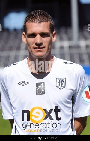 FOOTBALL - FRENCH CHAMPIONSHIP 2010/2011 - L2 - PRESENTATION SCO ANGERS - 31/08/2010 - PHOTO PASCAL ALLEE / DPPI - JEREMY HENIN Stock Photo