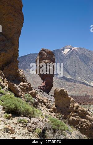 Parque Nacional del Teide, Nationalpark Teide, Teneriffa. Roque Cinchado mit Pico del Teide. Vulkan  , Tenerife, Parc Nacional del Teide Stock Photo