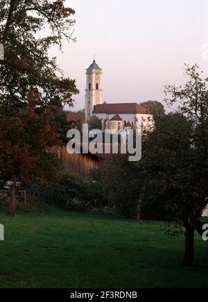 Bad Birnbach. Pfarrkirche Maria Himmelfahrt auf dem Birnbacher Kirchberg. Baubeginn 1483., Bad Birnbach, Pfarrkirche Stock Photo