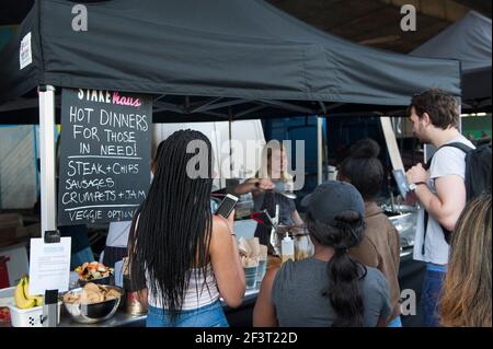 Volunteers offer food in the aftermath of the Grenfell Tower blaze, Bramley Road, West London.  Picture date: Wednesday 14th June 2017.  Photo credit should read: © DavidJensen/EMPICS Entertainment Stock Photo
