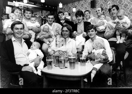 THE LADS AT THE MOTHER SHIPTON PUB, PORTSMOUTH. THEY ALL DRINK LAGER AND HAVE ALL BECOME FATHERS OF BABY BOYS IN THE LAST 14 MONTHS. PIC MIKE WALKER,  1983 Stock Photo