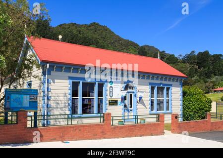 Te Aroha, New Zealand. The town's i-SITE visitor information center, located in a historic 1894 building in Te Aroha Domain park Stock Photo