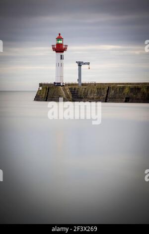 Saint-Vaast-la-Hougue (Normandy, north-western France): red light of the Pier, lighthouse at the entrance to the harbour in the morning. Beacon’s ligh Stock Photo