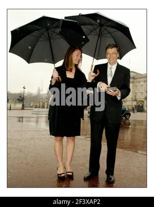 Bill Gates, co-founder of the Bill & Melinda Gates Foundation and chairman of Microsoft Corp. Poses with his wife Melinda outside Buckingham Palace after recieving his honarary knighthood from Queen Elizabeth today.pic David Sandison 2/3/2005 Stock Photo