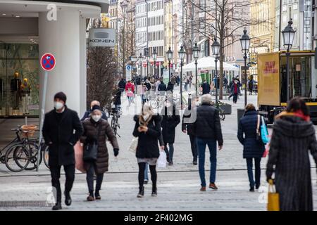 Menschen shoppen in München am 18.3.2021. - People go shopping in Munich, Germany on March 18 2021. (Photo by Alexander Pohl/Sipa USA) Credit: Sipa USA/Alamy Live News Stock Photo