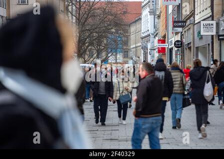 Menschen shoppen in München am 18.3.2021. - People go shopping in Munich, Germany on March 18 2021. (Photo by Alexander Pohl/Sipa USA) Stock Photo
