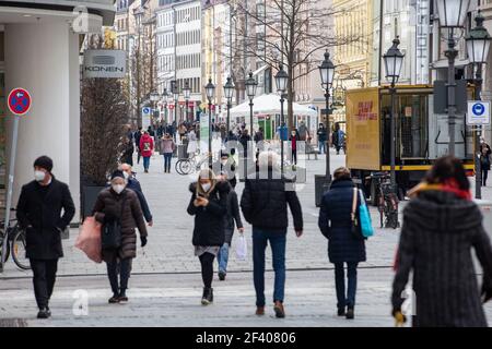 Menschen shoppen in München am 18.3.2021. - People go shopping in Munich, Germany on March 18 2021. (Photo by Alexander Pohl/Sipa USA) Credit: Sipa USA/Alamy Live News Stock Photo