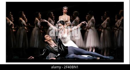 Giselle.... Ballet in two acts  by the Royal Ballet. Giselle= Miyako Yoshida, Count Albrecht = Federico Bonelli, at The Royal Opera House, Covent Gardenpic David Sandison 9/1/2004 Stock Photo