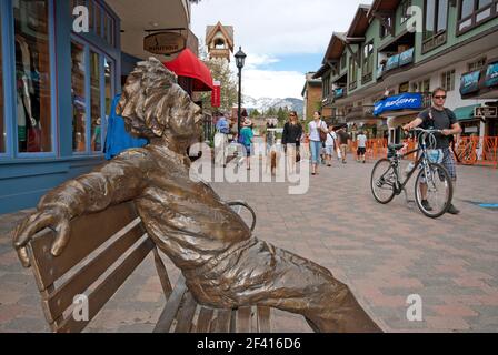 Full-sized bronze statue of Albert Einstein (by the sculptor Gary Lee Price) in Vail, Eagle County, Colorado, USA Stock Photo