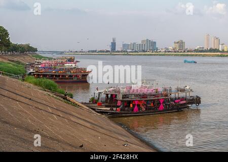 Traditional ship on the Tonle Sap River in Phnom Penh Stock Photo