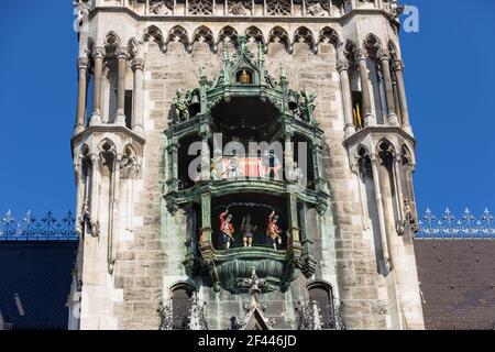 munich, germany - march 06 2020: locals and tourist enyjoing the famous 12 pm marienplatz carillon with face mask. Stock Photo