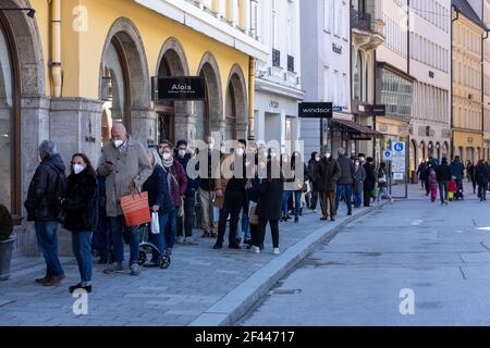 munich, germany - march 06 2020: locals and tourist waiting with face mask in front Dallmayr. Stock Photo
