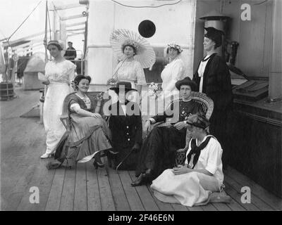 Cruises of the Hamburg America line, around 1911/1913. Group picture with costume young ladies as a food? Mest on board, on the deck of a high-sea passenger steamer (suspected Cleveland) Posing Cruises of the Hamburg America line, around 1911/1913. Group picture with costumed young ladies during a costume festival on board, on the deck of a high sea passenger steamer (suspected Cleveland) Posing Stock Photo