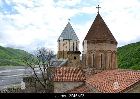 GEORGIA ANANURI Ananuri is an architectural complex, consisting of a castle with crenellated walls,and two churches: the old church of the Dormition Stock Photo