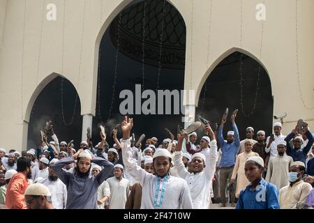 Dhaka, Bangladesh. 19th Mar, 2021. Protesters chant slogans during the protest.Bangladeshis raise their footwear and shout slogans during a protest after Friday prayers, against the visit of Indian Prime Minister Narendra Modi in Dhaka, Bangladesh, Modi is expected to visit Bangladesh on 26 march to attend the 50th anniversary of Independence Day of Bangladesh as well as the 100th birth anniversary of the country's first president Sheikh Mujibur Rahman. Credit: SOPA Images Limited/Alamy Live News Stock Photo