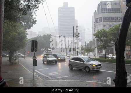 Sao Paulo, Sao Paulo, Brasil. 19th Mar, 2021. (INT) Rainfall affecting flow of cars and people in Sao Paulo. March 19, 2021, Sao Paulo, Brazil: Movement of cars and people downtown Sao Paulo on Nove de Julho Viaduct with the Jacarei Viaduct affecting the flow of traffic.Credit: Leco Viana /Thenews2 Credit: Leco Viana/TheNEWS2/ZUMA Wire/Alamy Live News Stock Photo