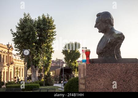 VUKOVAR, CROATIA - MAY 11, 2018: Statue of Franjo Tudman with blurred soldiers from Croatian army in background. Franjo Tudjman was 1st president of C Stock Photo