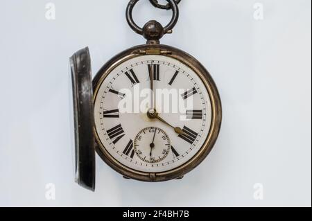 Moderator Diplomatieke kwesties De andere dag Antique pocket watch with roman numerals and the front glass open, on a  white background Stock Photo - Alamy