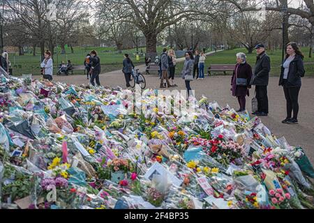 LONDON, ENGLAND - MARCH 19: Members of the public surround tributes for Sarah Everard at the bandstand on Clapham Common on March 19 2021 in London, U Stock Photo