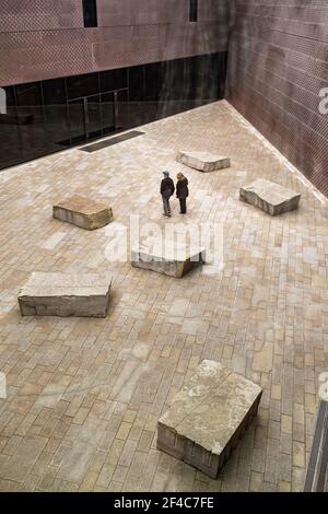 Visitors explore the courtyard at San Francisco, California's De Young art museum in Golden Gate Park Stock Photo