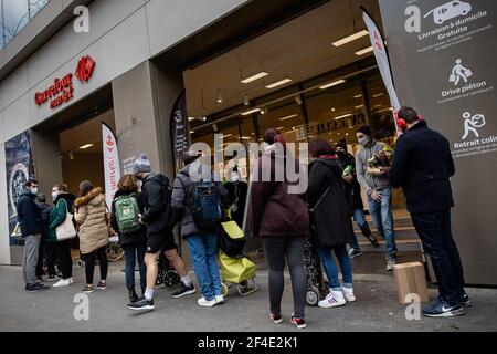 Paris, France. 20th Mar, 2021. People line up to enter a supermarket in Paris, France, on March 20, 2021. French Prime Minister Jean Castex on Thursday announced 'new massive measures' to curb COVID-19 in the country's 16 worst-hit regions, including Paris. Starting Friday midnight, about 18 million French people in regions such as Paris, Hauts-de-France in the north as well as the Alpes-Maritimes on the Mediterranean should stay at home, Castex announced at a press briefing on the epidemic situation. Credit: Aurelien Morissard/Xinhua/Alamy Live News Stock Photo