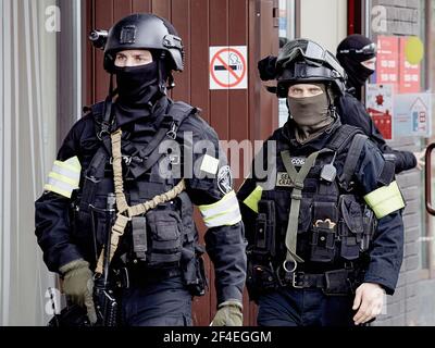 Moscow, Russia. 23rd May, 2020. Special forces officers seen leaving the bank. The hostage situation at an Alfa-Bank branch located on Zemlyanov Val Street in central Moscow has been resolved after police stormed the building and arrested the perpetrator on Saturday, May 23. Police sources said that the man released the hostages before the police stormed the building. The area surrounding the bank remains cordoned off, and residual traffic disruption is to be expected in the area over the coming hours. (Photo by Mihail Tokmakov/SOPA Images/Sipa USA) Credit: Sipa USA/Alamy Live News Stock Photo