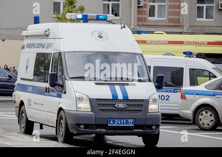 Moscow, Russia. 23rd May, 2020. A bus with sappers arrives at the bank. The hostage situation at an Alfa-Bank branch located on Zemlyanov Val Street in central Moscow has been resolved after police stormed the building and arrested the perpetrator on Saturday, May 23. Police sources said that the man released the hostages before the police stormed the building. The area surrounding the bank remains cordoned off, and residual traffic disruption is to be expected in the area over the coming hours. (Photo by Mihail Tokmakov/SOPA Images/Sipa USA) Credit: Sipa USA/Alamy Live News Stock Photo